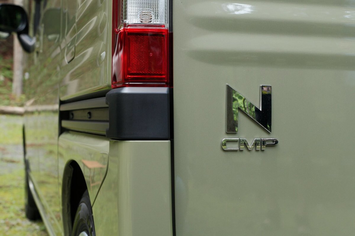 リアゲートの「N-VAN」のロゴマークをアレンジして「N-CMP（キャンプ）」に