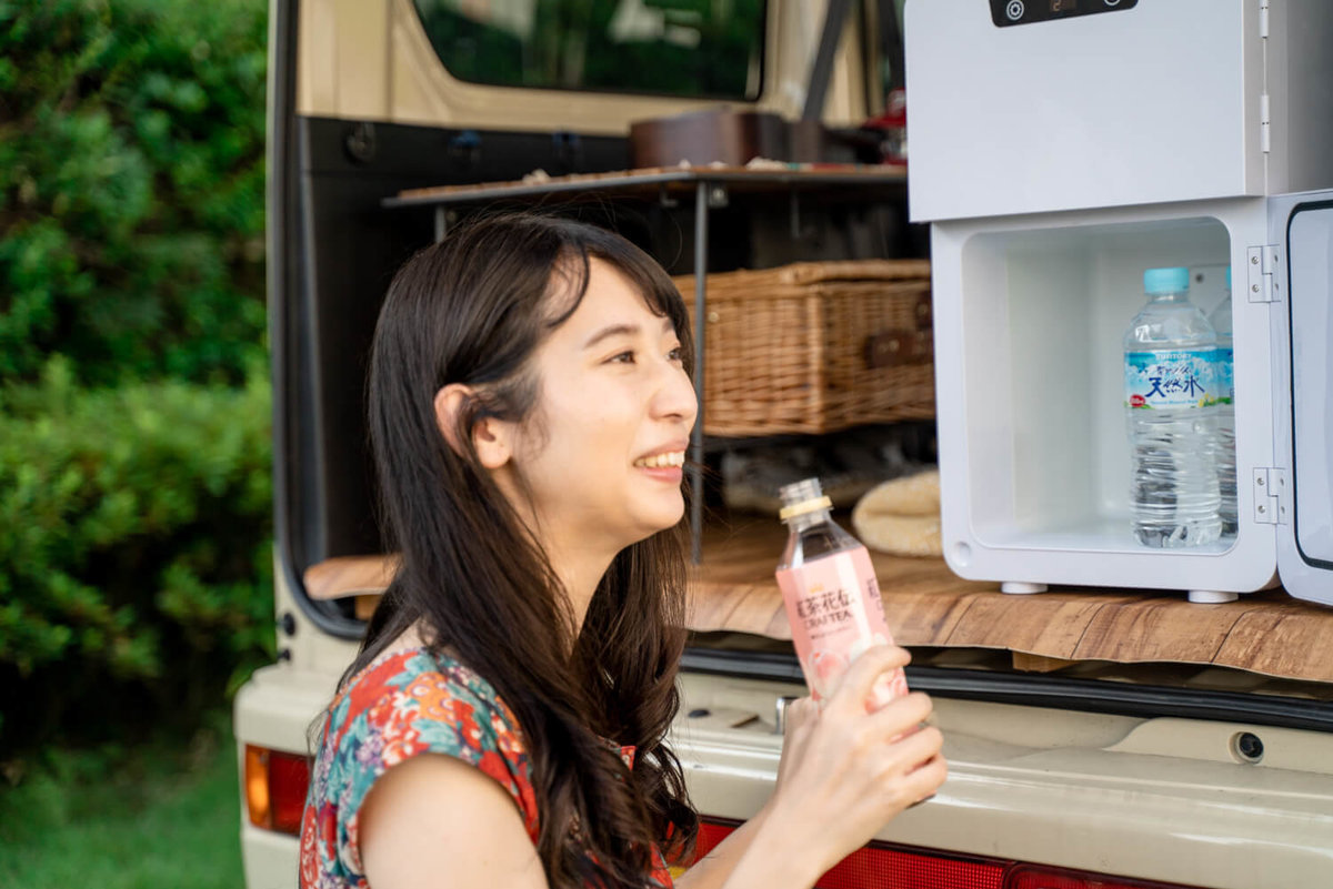 15_ポータブル冷蔵庫（車載冷蔵庫）から取り出した午後の紅茶を飲んでいる森風美さん