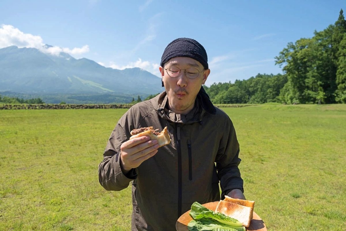 15_車中泊キャンプでバーベキュー。コンビーフサンドを頬ばる観音さん