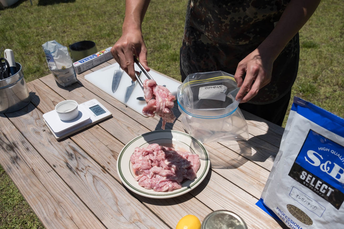 25_車中泊キャンプでバーベキュー。ジップロックの中に、鶏肉のセセリが入れているところ