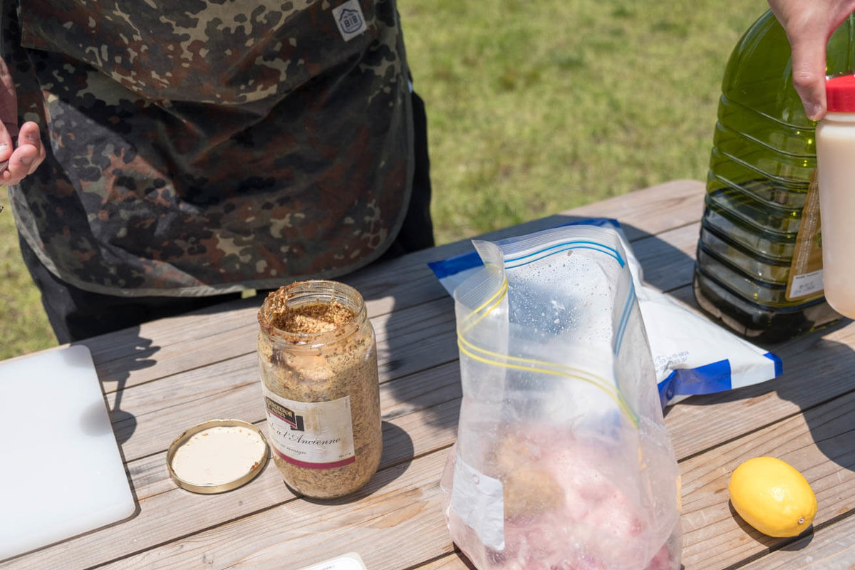 26_車中泊キャンプでバーベキュー。ジップロックの中に、鶏肉のセセリが入っている