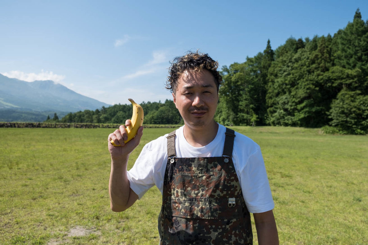 43_車中泊キャンプでバーベキュー。バナナを手に持つマメさん