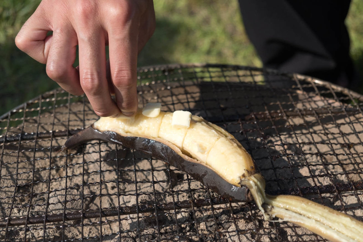 46_車中泊キャンプでバーベキュー。焼きバナナにバターをのせる