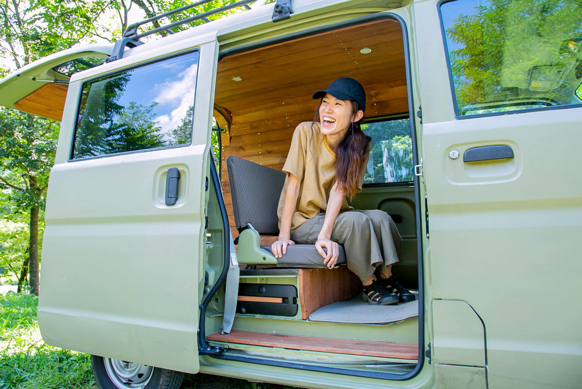 三沢真実さんのおしゃれ軽バンはスズキ・エブリイ。カスタムした内装とDIYペイントした車体が特徴的