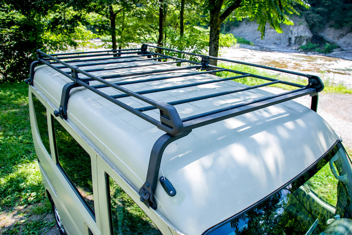 11　レトロなカスタムカー。キャンプコーディネーターの三沢真実さん。スズキのエブリイをピコットに改造。車のルーフラック