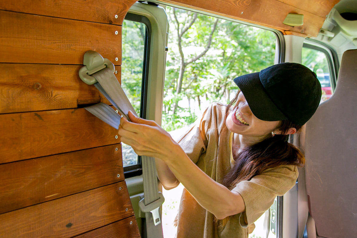 ２１　レトロなカスタムカー。キャンプコーディネーターの三沢真実さん。壁のシートベルトが使えるようにきれいに板を張っている