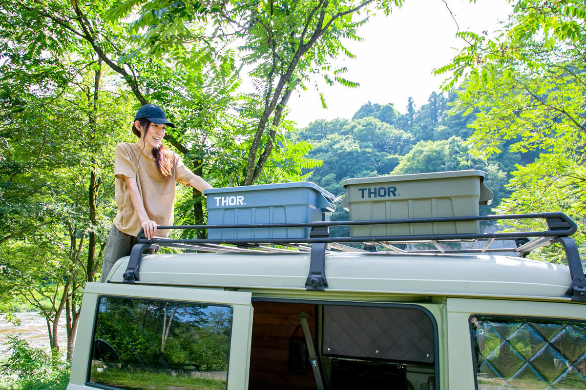 ２７　レトロなカスタムカー。キャンプコーディネーターの三沢真実さん。スズキ・エブリイのルーフキャリアにはコンテナを積んでいる