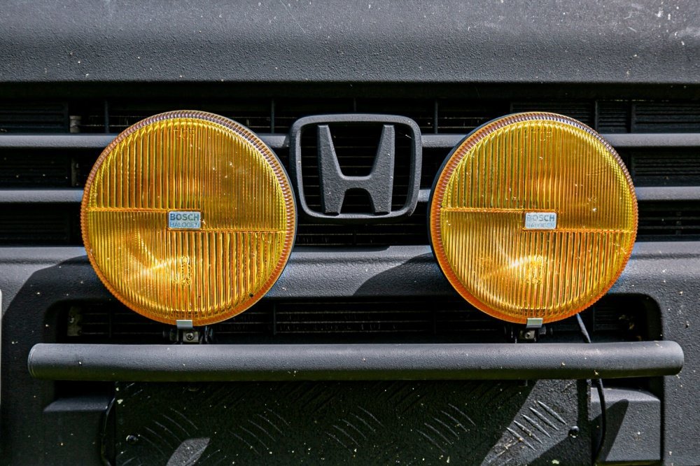 ０９_Honda・アクティバンのフロントに後付けした「BOSCH（ボッシュ）」の黄色いフォグランプ