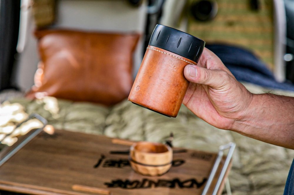 ４１_サーモスの「保冷缶ホルダー」専用のレザーカバー。宮崎秀仁さんの友人が手掛けるアウトドアブランド「omadesign(オマデザイン）」のアイテム