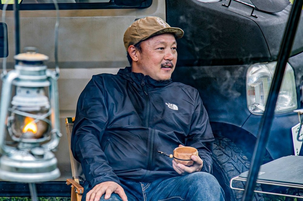 ６７_Honda・アクティバンと宮崎秀仁さんの写真。宮崎さんがチェアに腰掛け話している様子