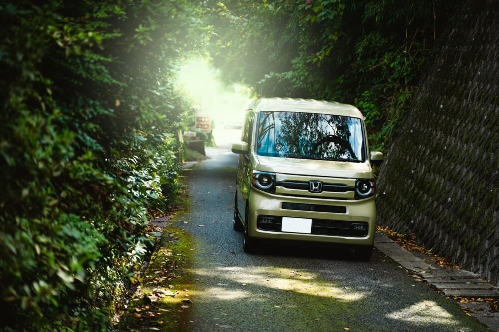 山道を走るトランポ仕様にカスタムしたN-VAN