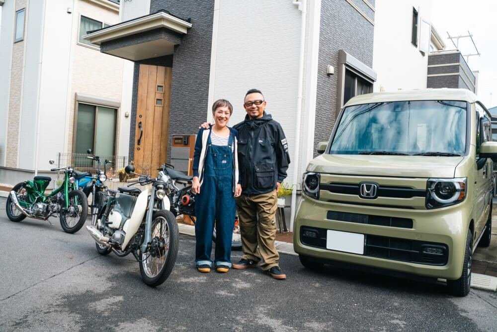 自宅前でポーズを取るトランポ仕様にカスタムしたN-VANオーナーの堀さんご夫婦