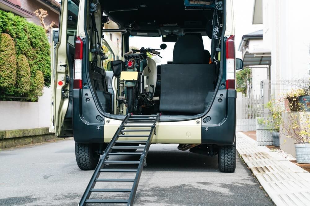 トランポ仕様にカスタムしたN-VANの車内