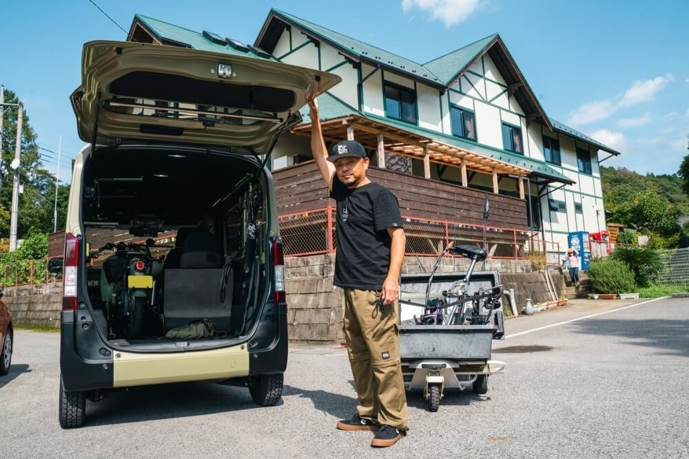 亀山湖でリアゲートを開く、トランポ仕様にカスタムしたN-VANオーナー・堀さん