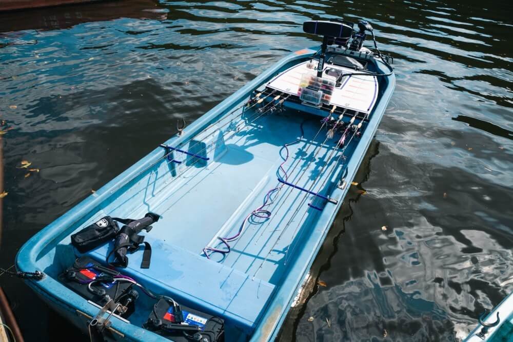 トランポ仕様にカスタムしたN-VANオーナー・堀さんがセットしたバス釣り用のボート