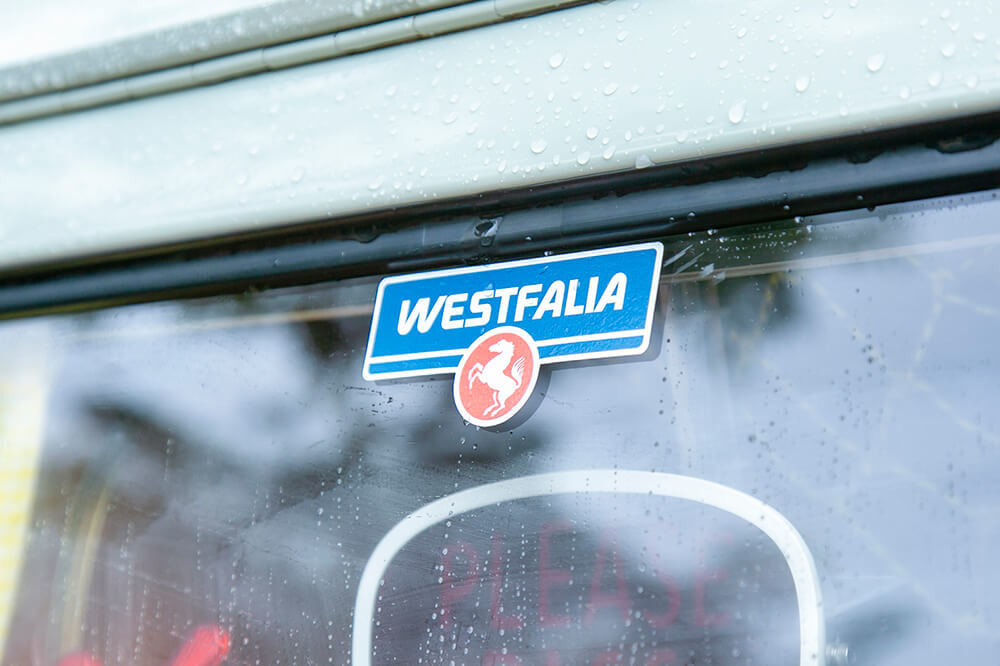 06 ワーゲンバス(フォルクスワーゲン トランスポルター タイプ2 ウエストファリア SO23)。ウィンドウにはったWESTFALIA のシール