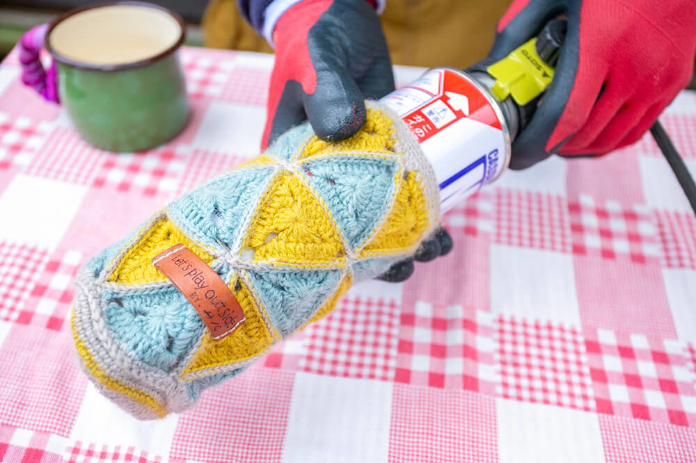 21 ガス缶カバーは、毛糸で編んだもの