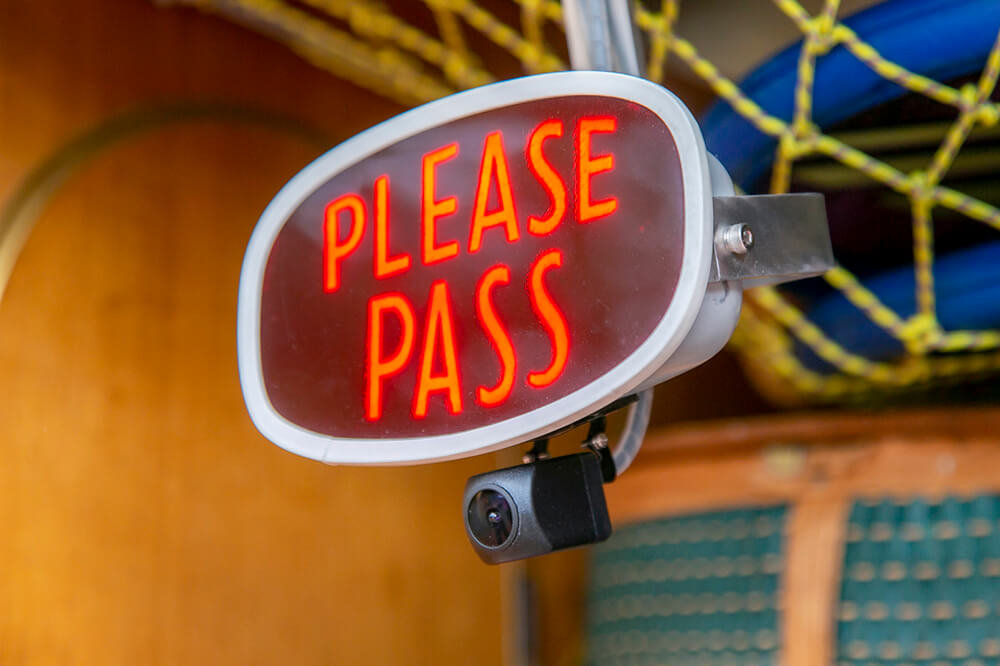 35 バックカメラと一緒につけたプレートには「PLEASE PASS(どうぞお先に)」の文字