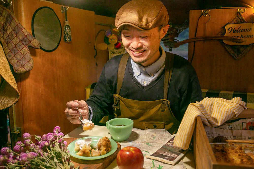 43 手作りのアップルクランブルをワーゲンバスの中で食べているところ