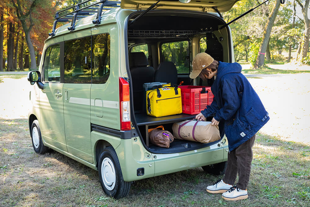 N-VANの荷室にキャンプ用の荷物を積み込む女子キャンプの第一人者・こいしゆうかさん