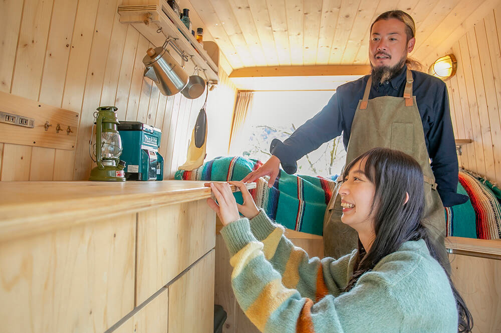鈴木大地さんのメルセデス・ベンツのトランスポーターT1Nの板張り内装カスタムについて質問する森さん