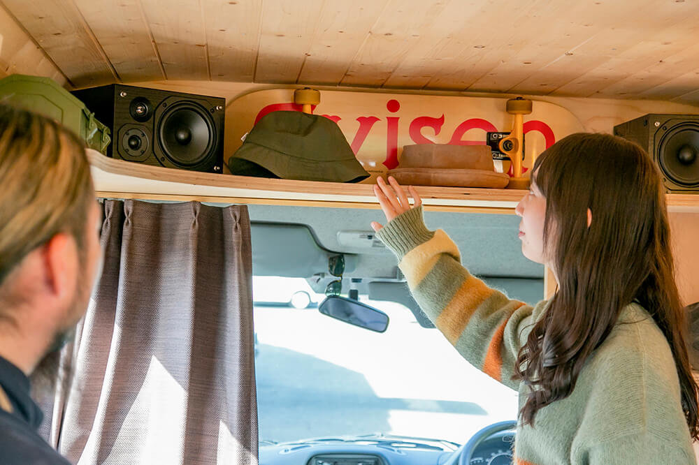 鈴木大地さんのメルセデス・ベンツのトランスポーターT1Nの車内で、板張り内装カスタムについて質問する森さん