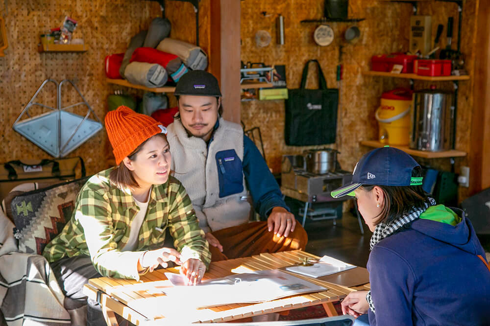 キャンプ民泊「NONIWA（ノニワ）」に来た人に説明をする野あそび夫婦