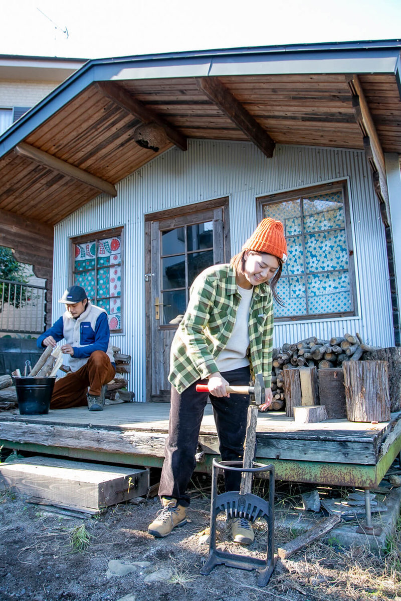 キャンプ民泊「NONIWA（ノニワ）」の作業小屋で薪割りする野あそび夫婦