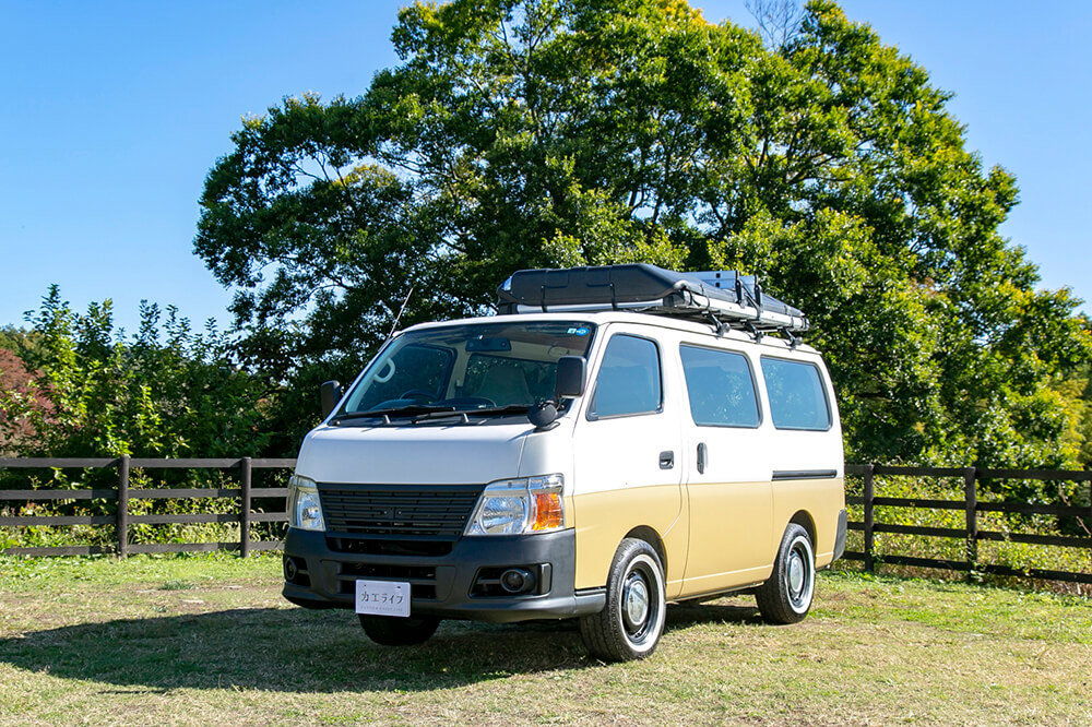 キャンプ民泊「NONIWA（ノニワ）」にある、野あそび夫婦のカスタムした車、日産 キャラバンNV350を斜めから見たところ