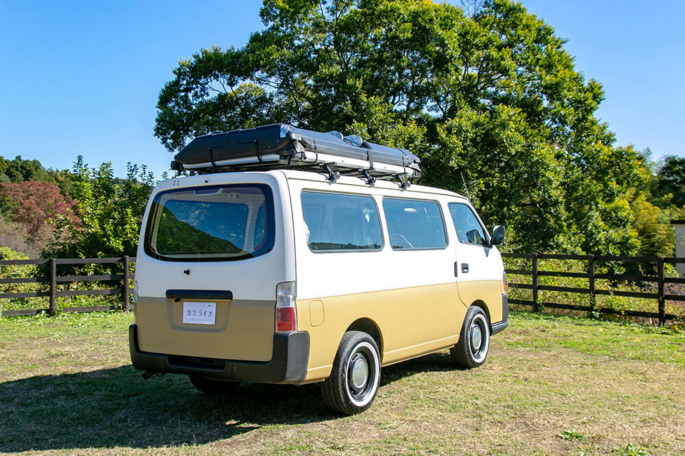 キャンプ民泊「NONIWA（ノニワ）」にある、野あそび夫婦のカスタムした車、日産 キャラバンNV350を斜め後ろから見たところ