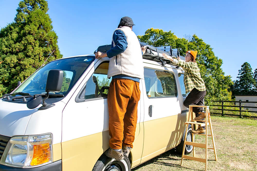 野あそび夫婦のバンライフ車、ルーフトップテントを開いている