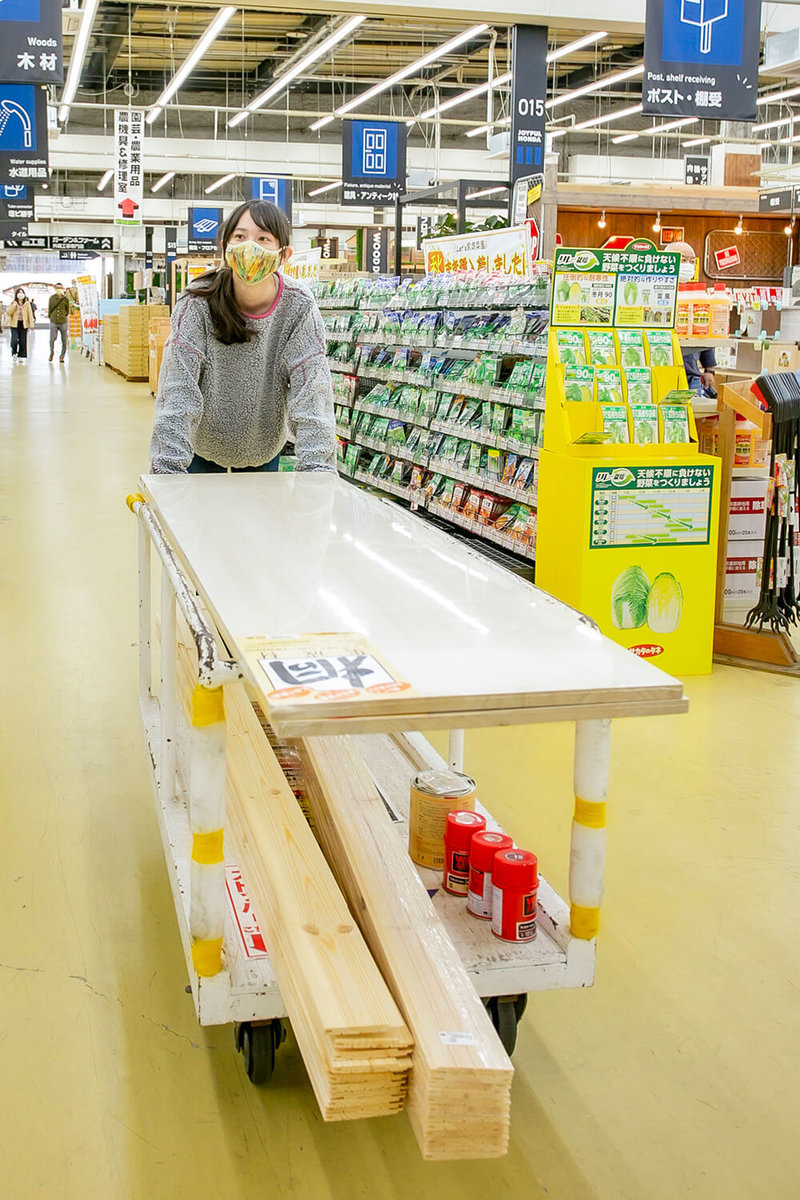 ホームセンター「ジョイフル本田　ニューポートひたちなか店」の店内で、選んだ材料をカートに積んで移動する森風美さん