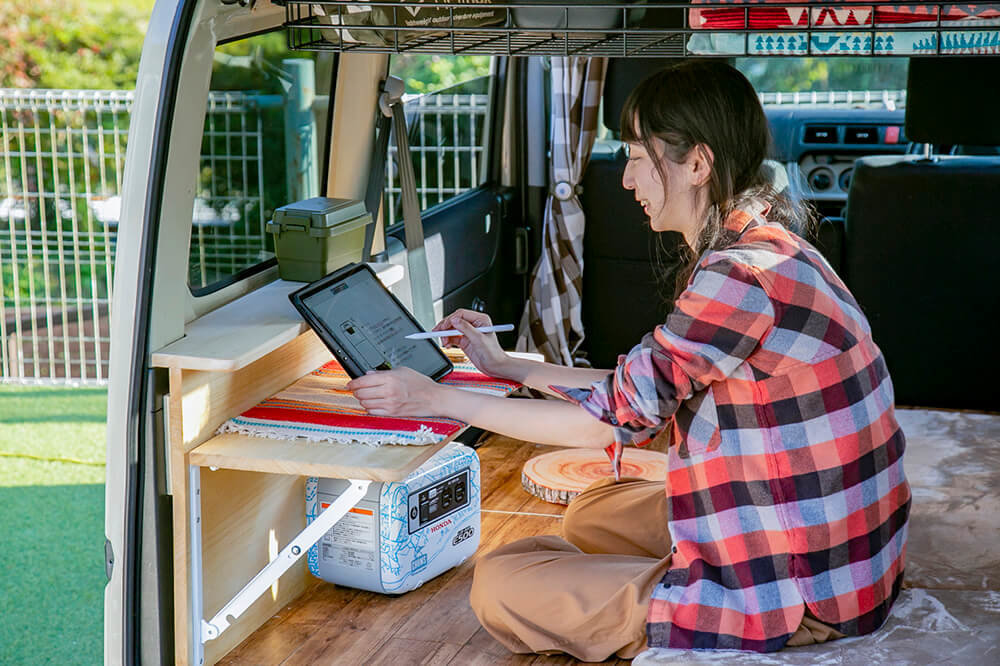 テーブルの上のiPadで作業しているところ