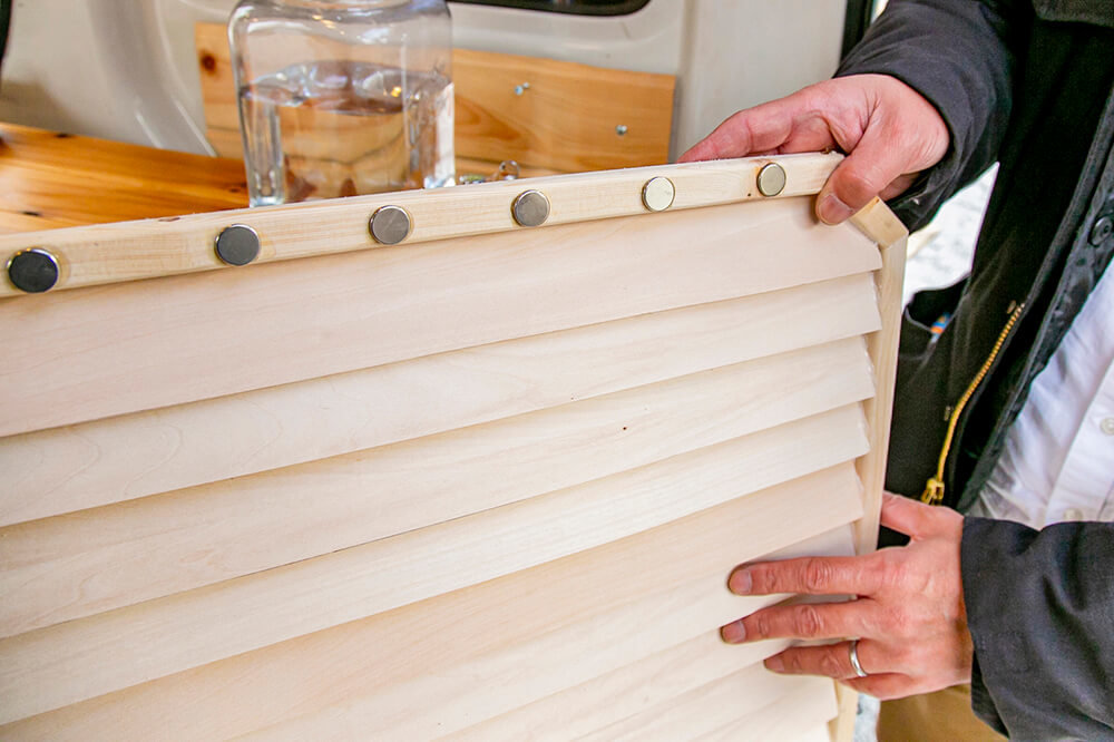 ウッドブラインを取り外すと、木枠の裏側に磁石が貼ってある