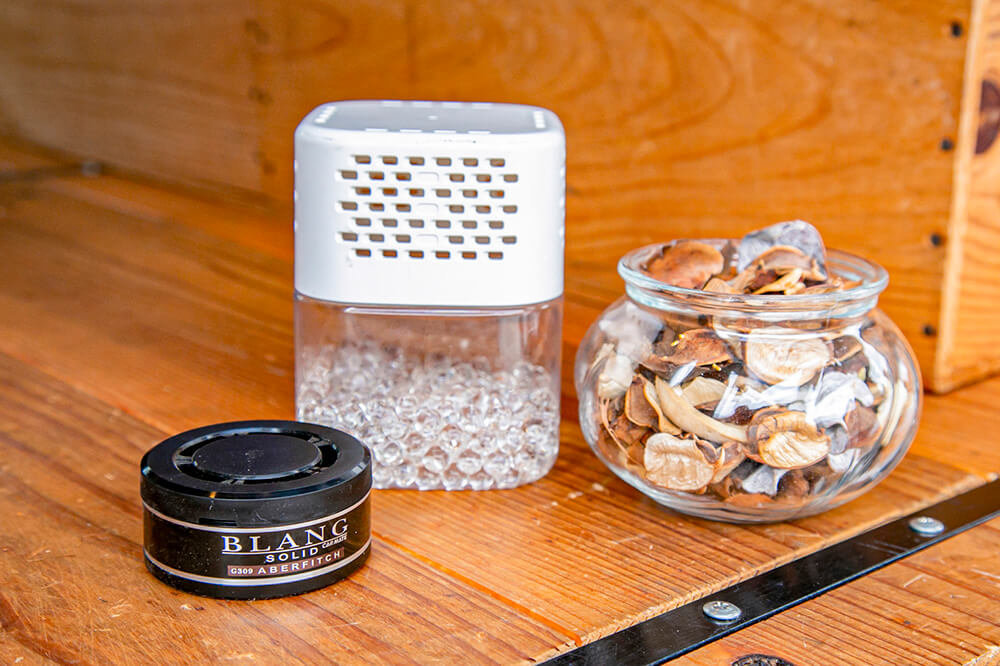 クルマ用の消臭剤、家庭用の消臭剤、アロマポプリ