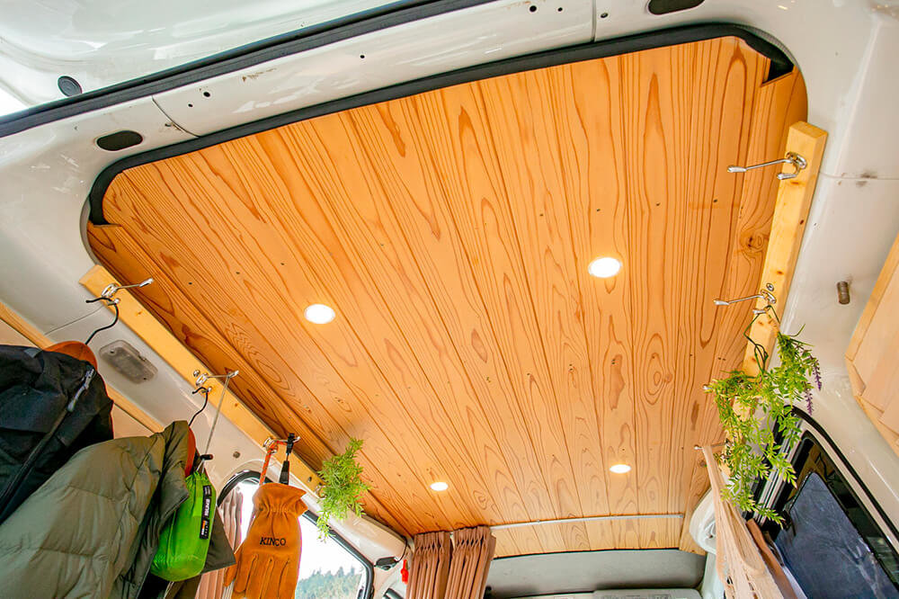 板張りの天井を下から見たところ。天井の端を黒いゴムで縁取っている