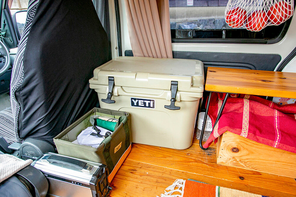 YETI（イエティ）のクーラーボックスとサイドテーブルが並んでいる車内