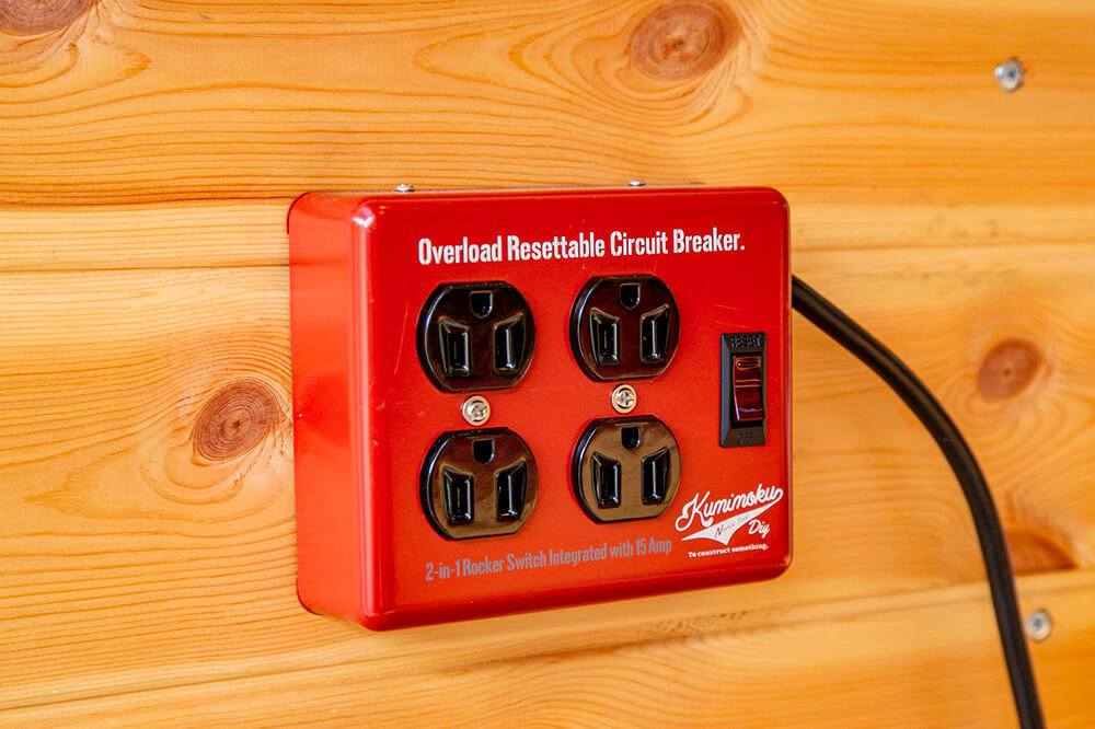 カインズのKumimoku（クミモク）の４口電源タップを壁に設置している