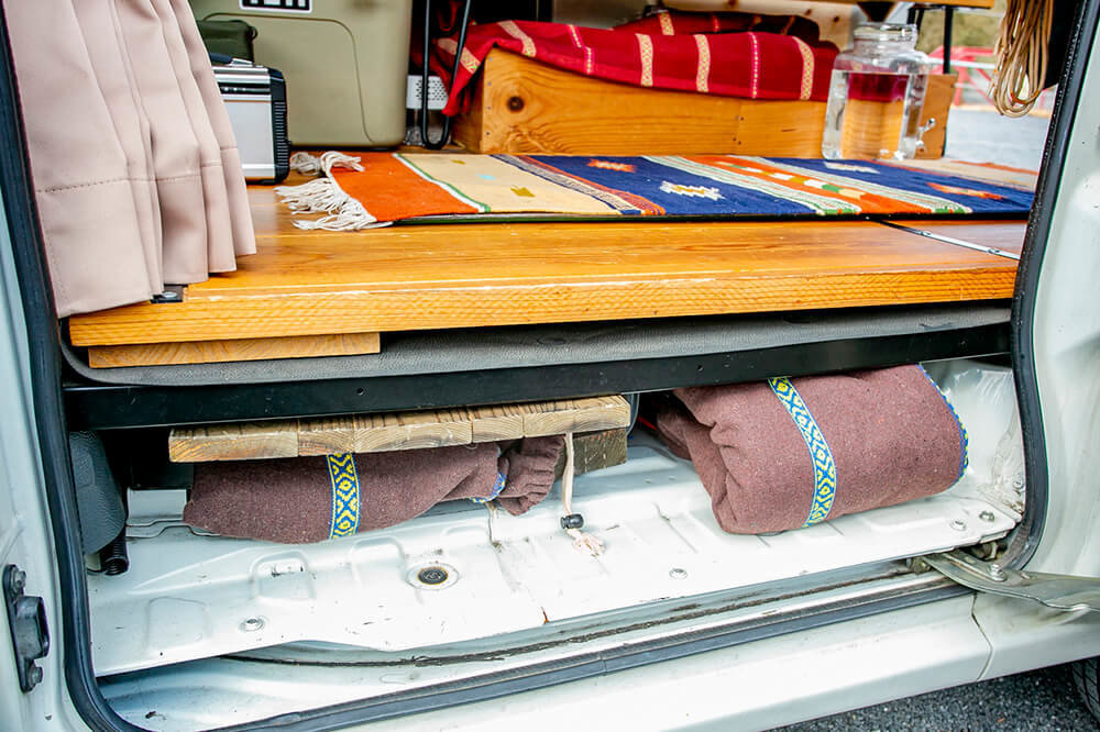 床とフロアパンの隙間にテーブルやタープを収納している