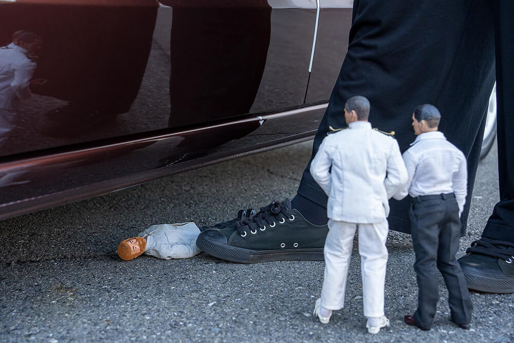 藤井さんの靴の先が、車の下に寝ている田中さんに当たっている