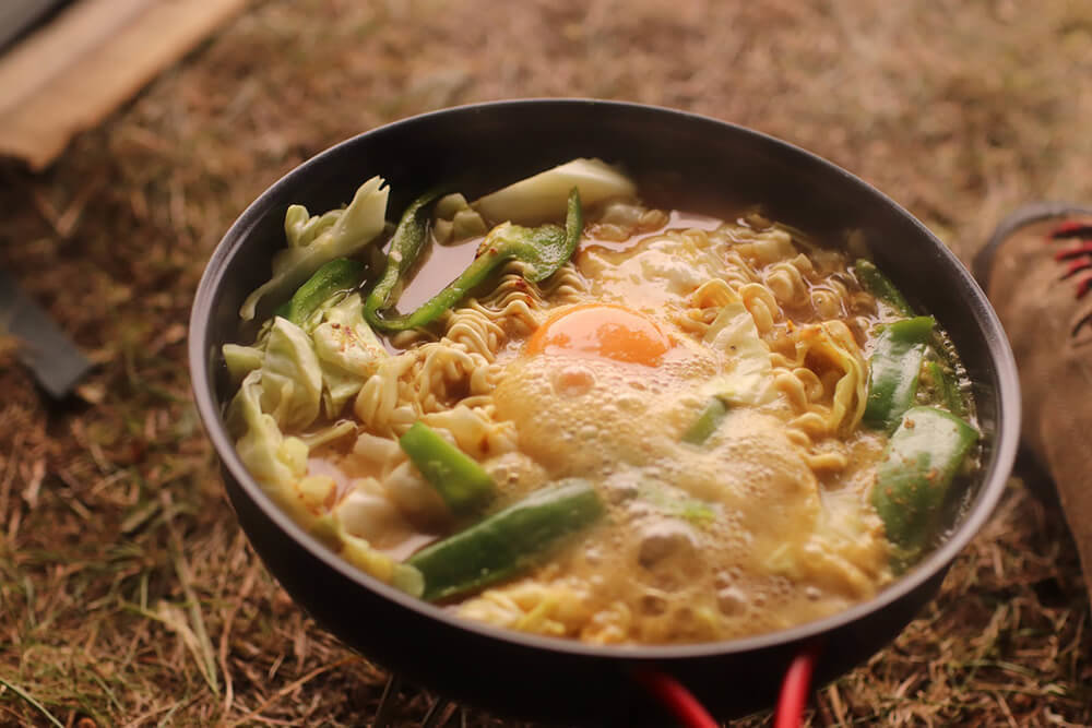 こいしゆうかさんの女子ソロキャンプ料理。スープカレーラーメン