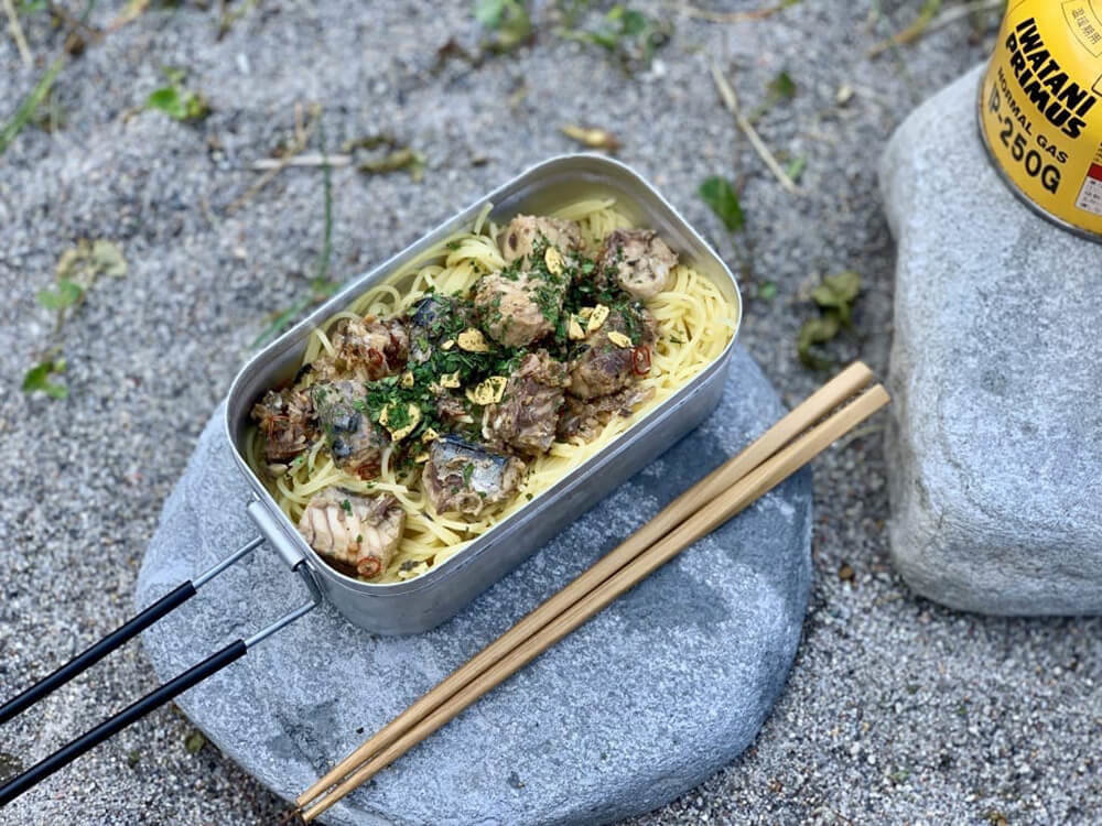 森風美さんの女子ソロキャンプ料理。基本の鯖缶パスタ