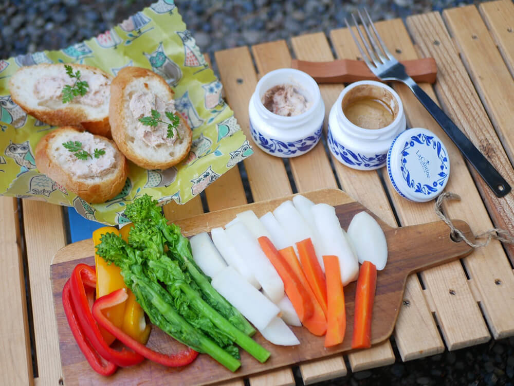 森風美さんの女子ソロキャンプ料理。蒸し野菜のバーニャカウダとリエット