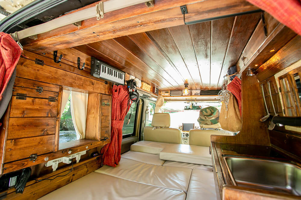 キャンピングカーの内部は天井も壁も板張りになっている