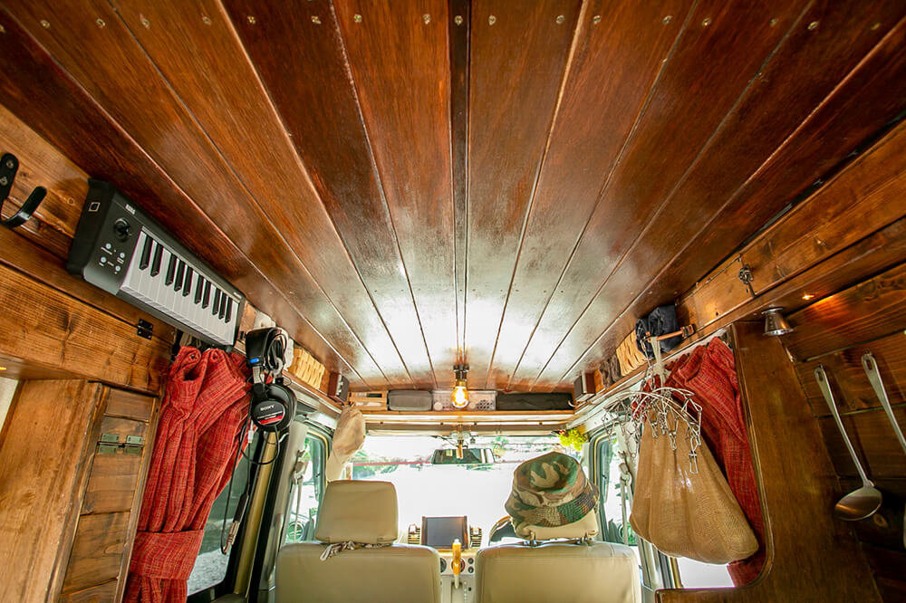 車の内装の板張り天井