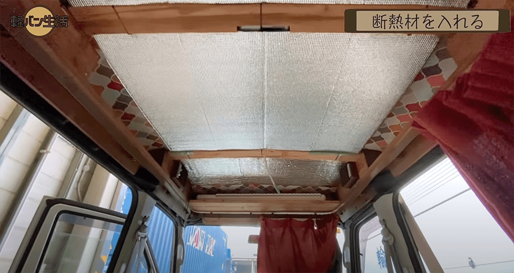 天井の板張りの前に断熱材を貼ったところ