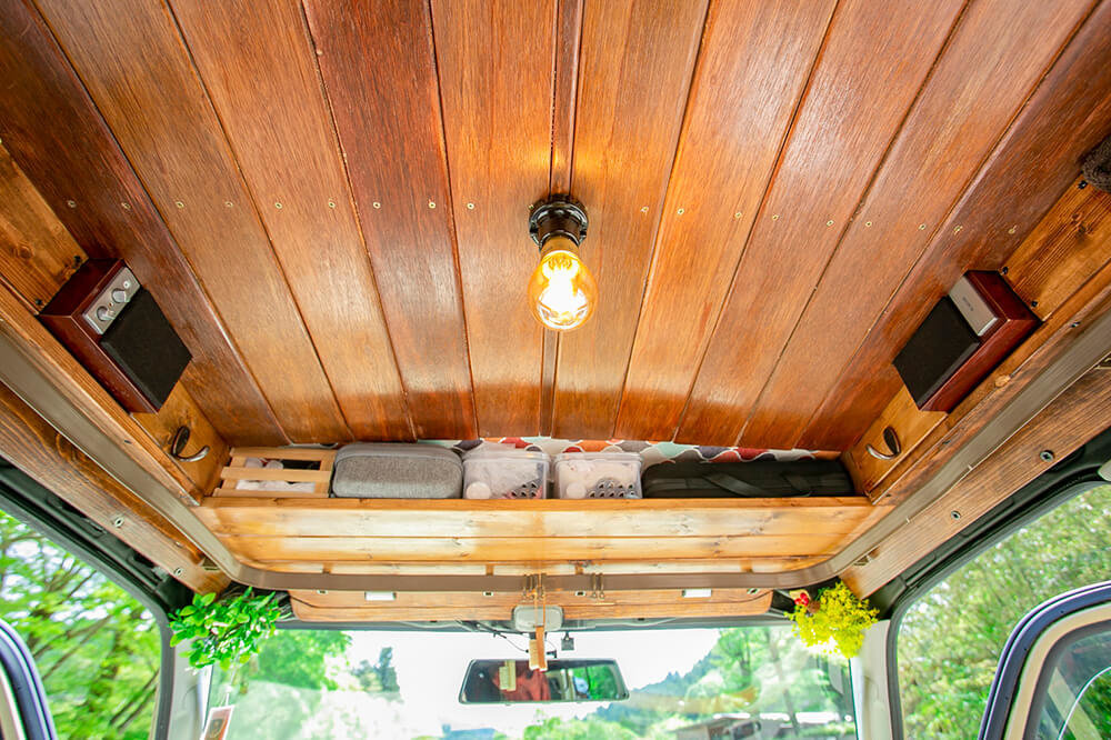 運転席と助手席の上にある木の棚（自作オーバーヘッドコンソール）