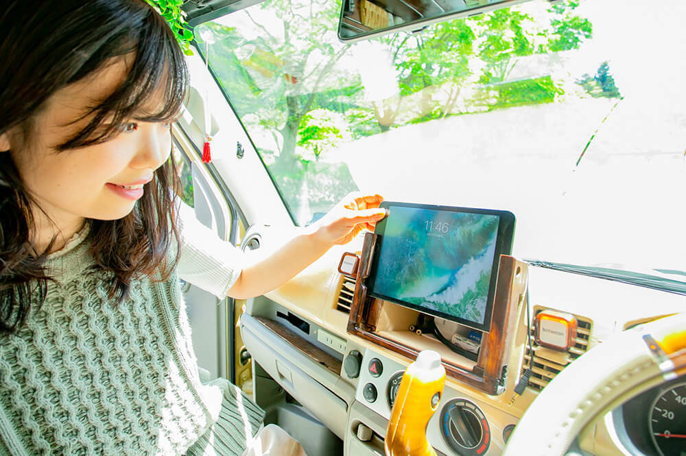 自作のiPad mini専用ラックから、iPad miniを取り出しているところ