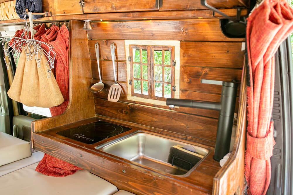 軽バンの中に作ったキッチン