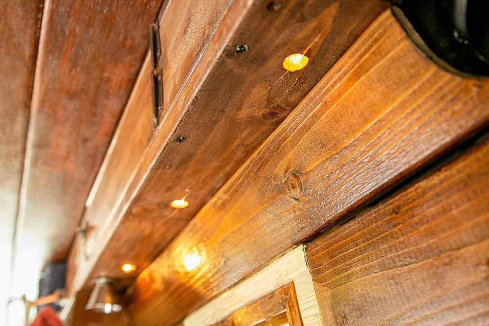 キッチン上部の板に埋め込まれた電球